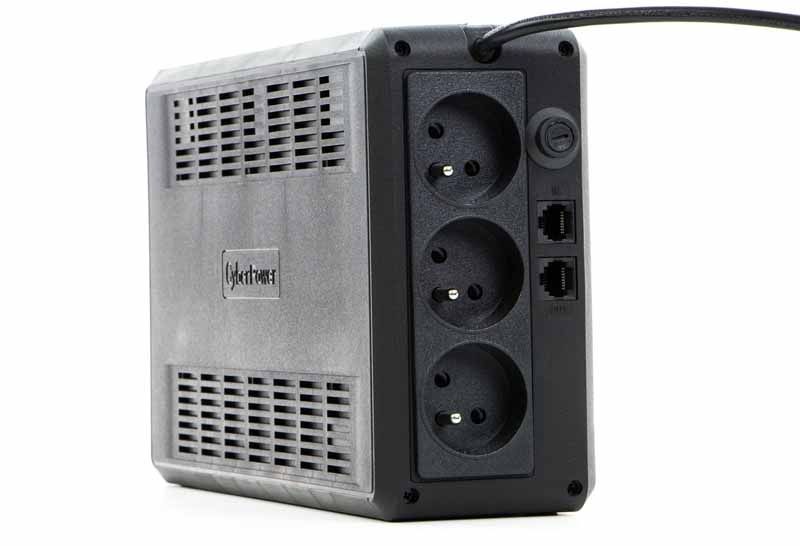 CyberPower UT850 - tył