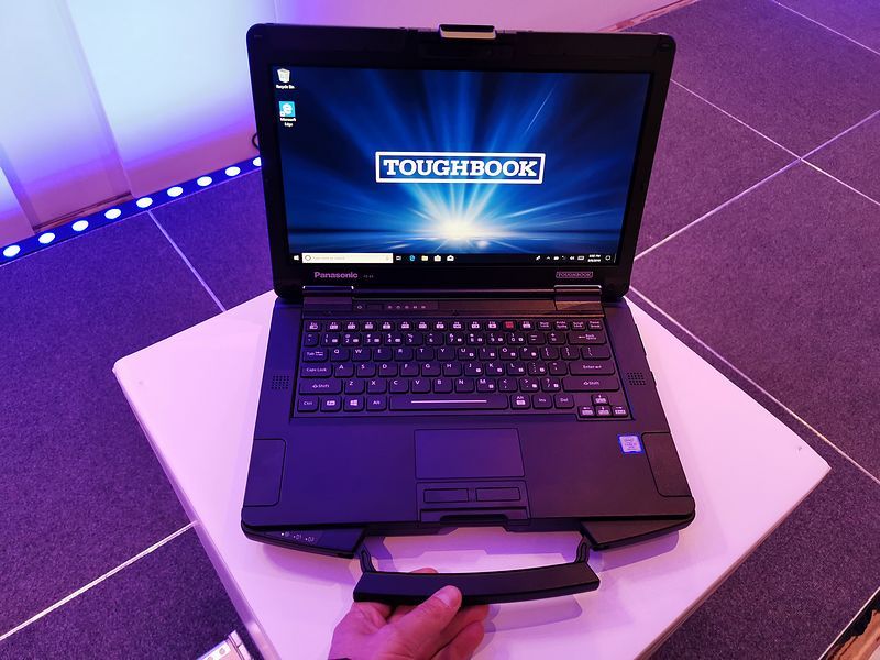 Panasonic Toughbook 55 i charakterystyczna rączka do noszenia