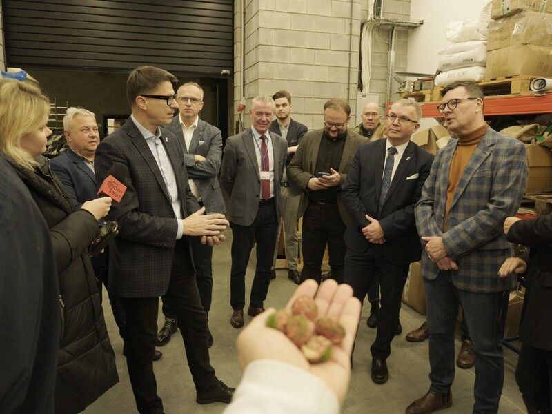 Twórcy maszyny, która wytłacza materiały z wykorzystaniem odpadów