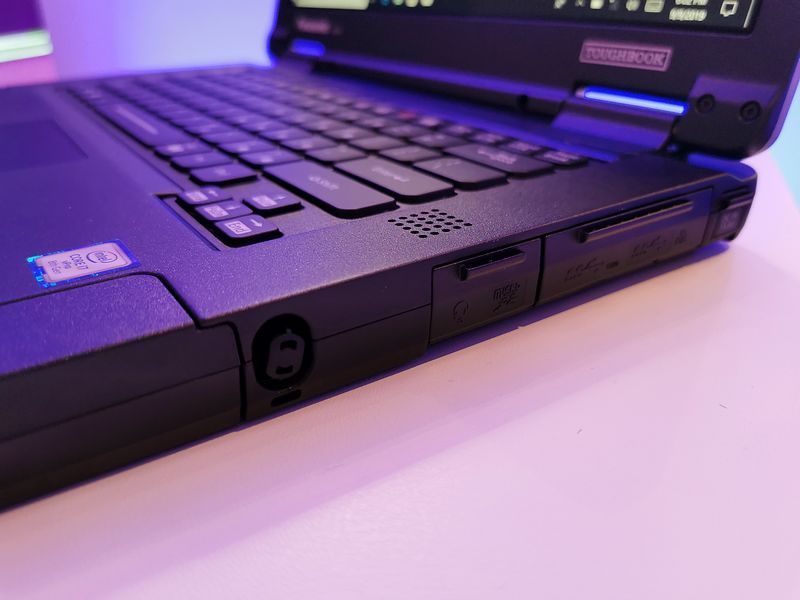 Panasonic Toughbook 55 z boku