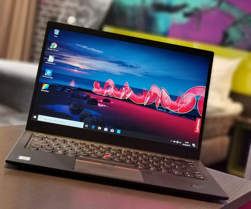 ThinkPad X1 Carbon 7 pozuje w hotelowym pokoju