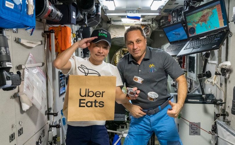 Yusaku Maezawa dostarcza Uber Eats na ISS