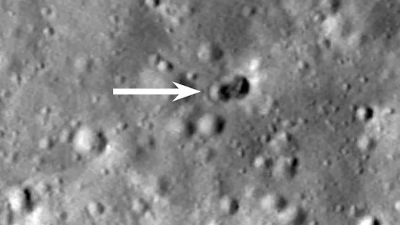 Podwójny krater namierzony przez LRO. Żródło: NASA