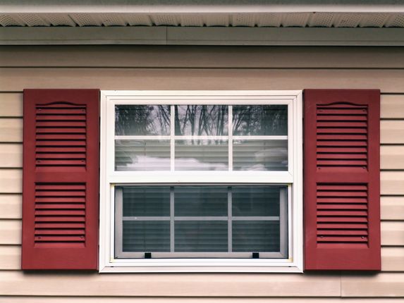 Okiennice – poznaj zalety montażu okiennic w domu