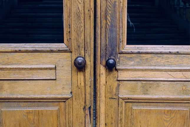 Na co zwrócić uwagę, wybierając drewniane drzwi?