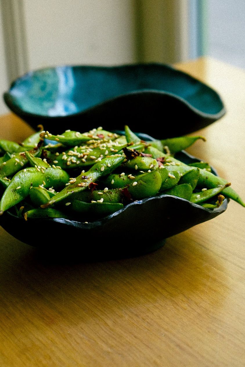 Fasolka edameme na artystycznej ceramice