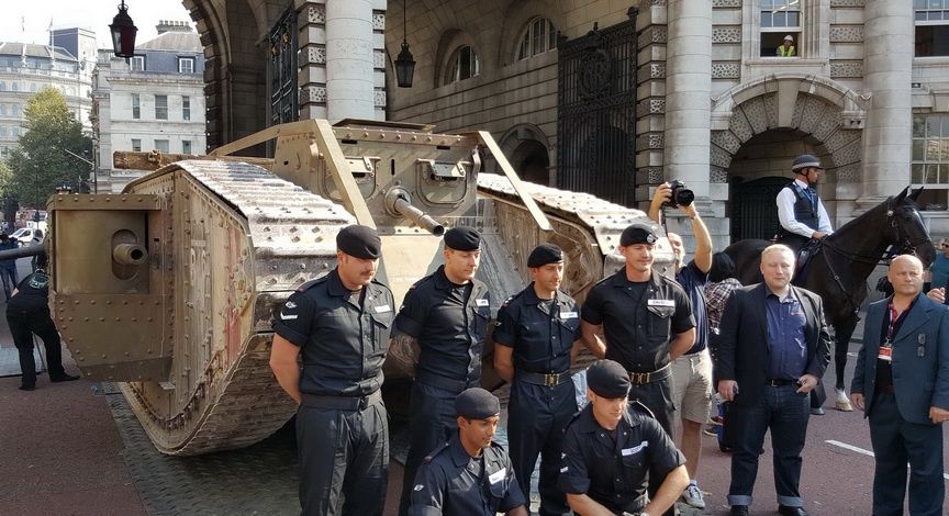 Wargaming świętuje 100 lat czołgów - żołnierze na tle Mark IV
