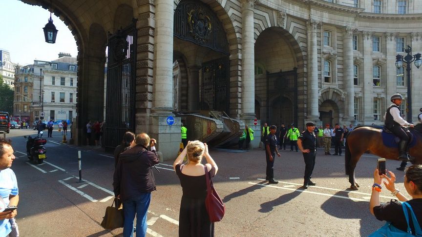 Wargaming świętuje 100 lat czołgów - Mark IV pod Admiralty Arch