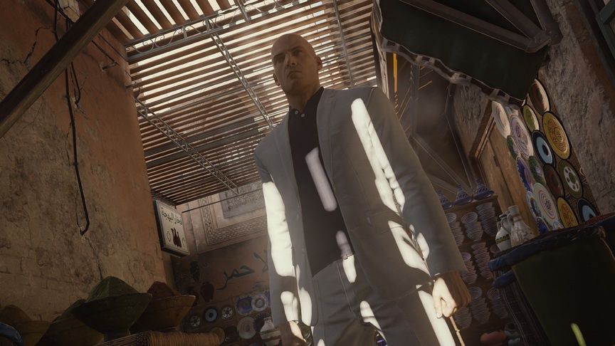 Hitman - Agent 47 w białym garniturze