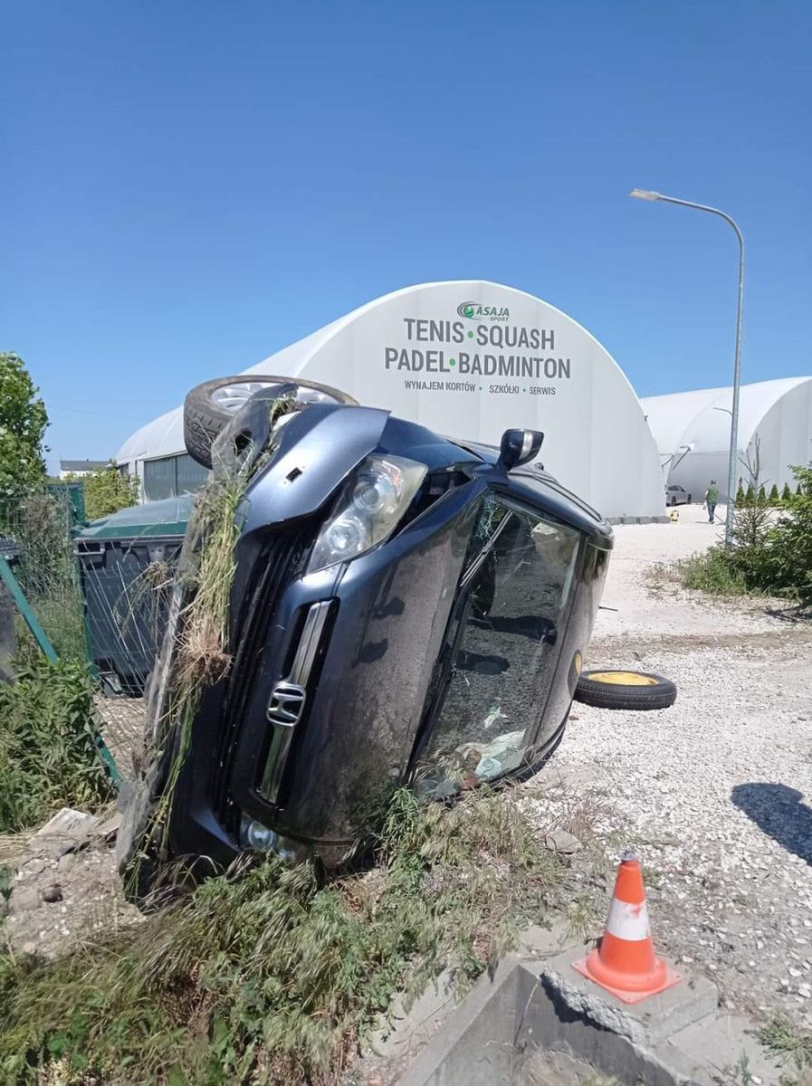 Pędzili autem na podwójnym gazie. Zatrzymali się na ogrodzeniu!