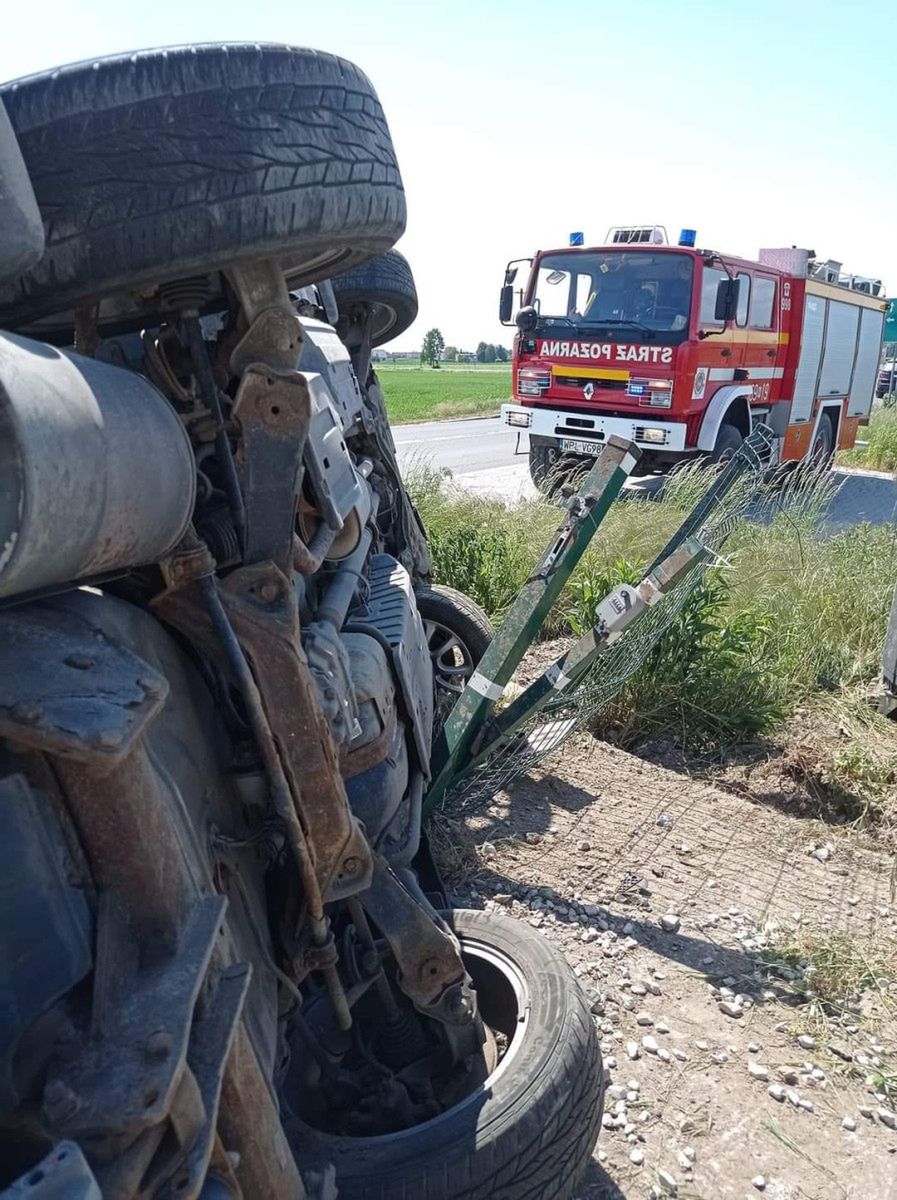 Pędzili autem na podwójnym gazie. Zatrzymali się na ogrodzeniu!