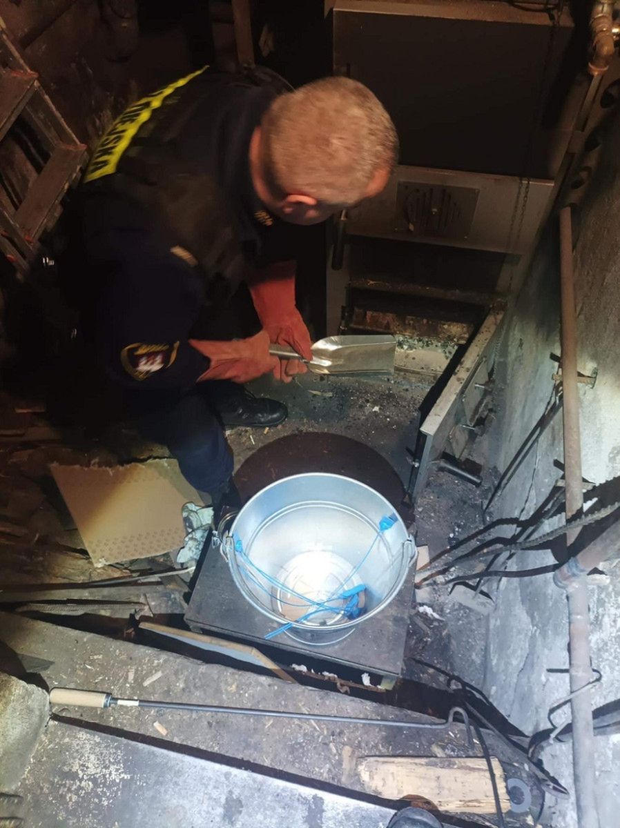 "Ciemny, gęsty dym z komina, zadymiona cała ulica, smród aż zbiera na wymioty"