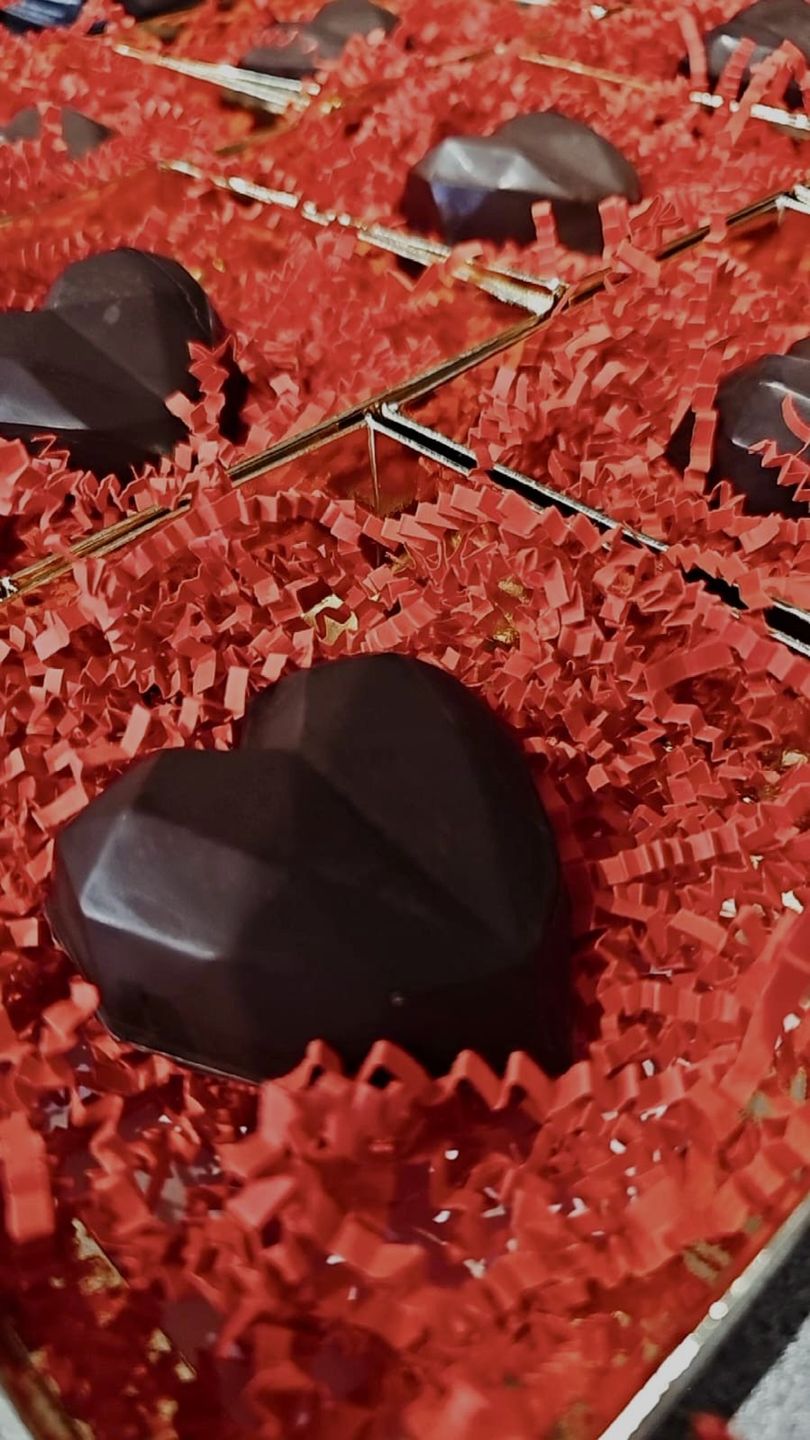 Marcepanowe serca w gorzkiej czekoladzie z cukierni PrAlinka