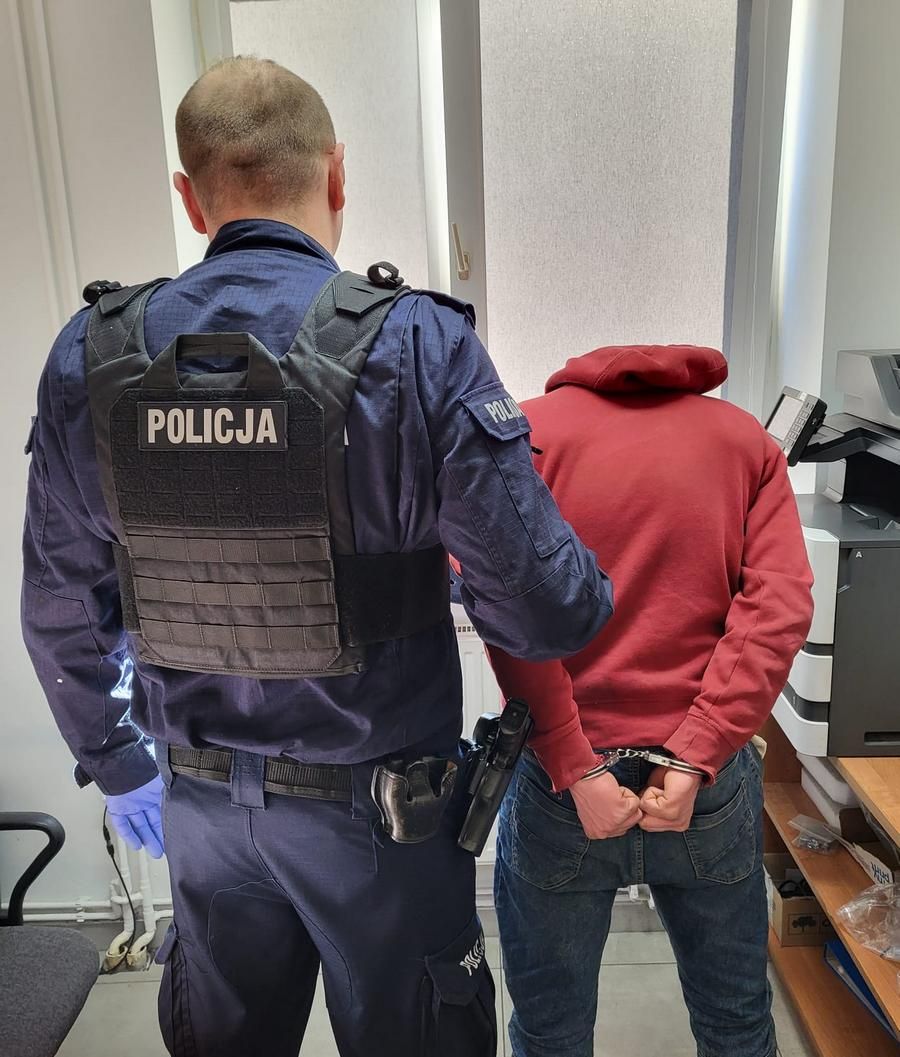 31 latek schował się pod kołdrą na strychu