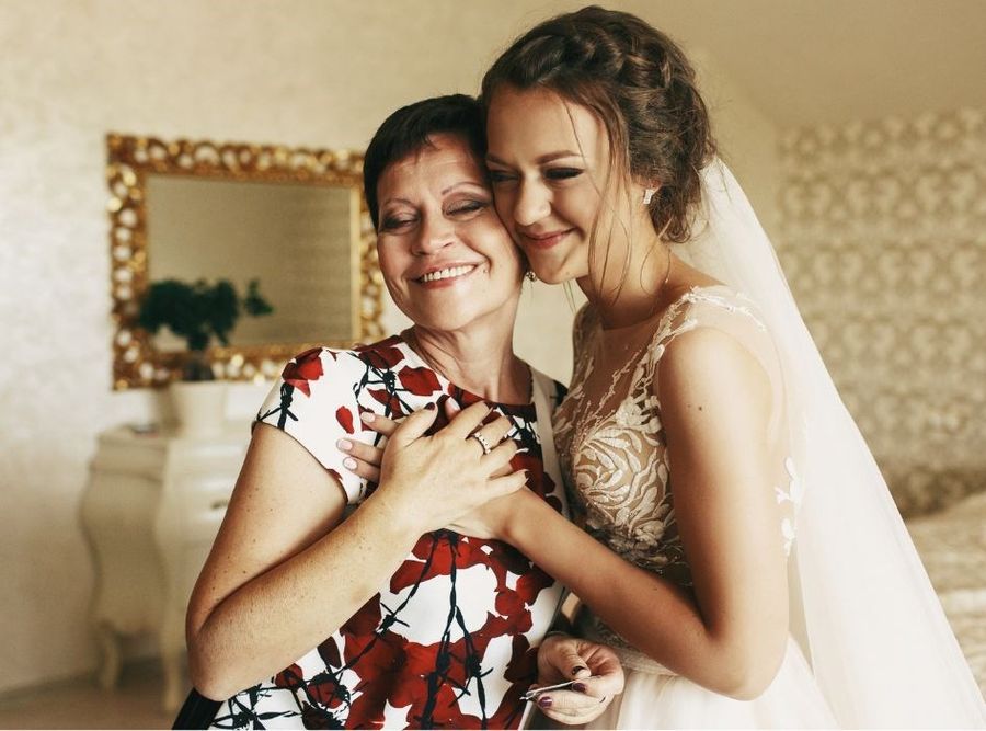 Sukienka boho w kwiaty dla mamy na wesele córki.