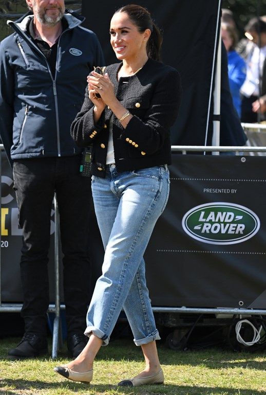 Beżowe baleriny nosi Meghan Markle
