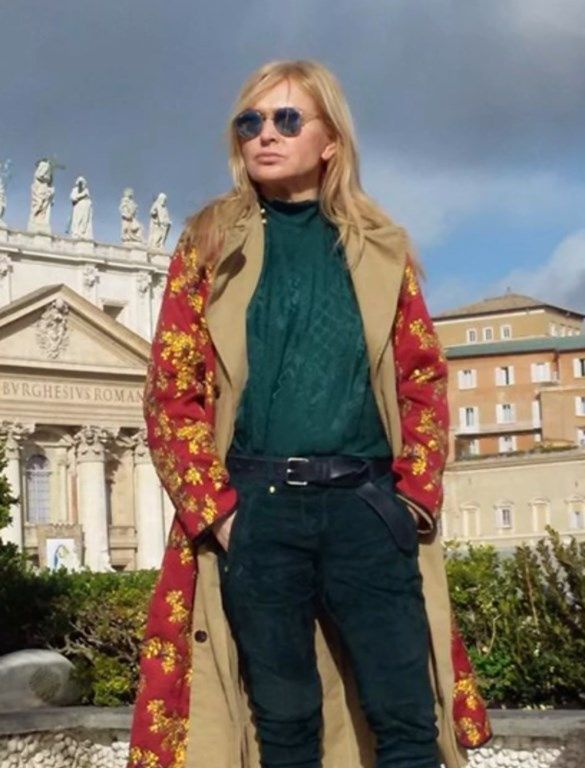 Monika Olejnik w modnej bluzce w odcieniu butelkowej zieleni
