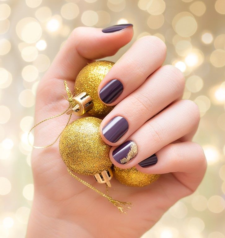 świąteczny manicure w odcieniu śliwki