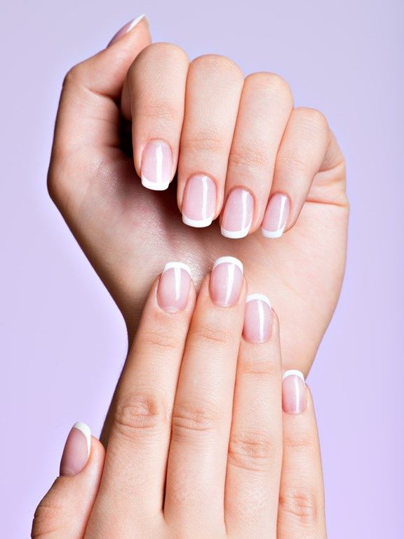 paznokcie różowe z białych french manicure
