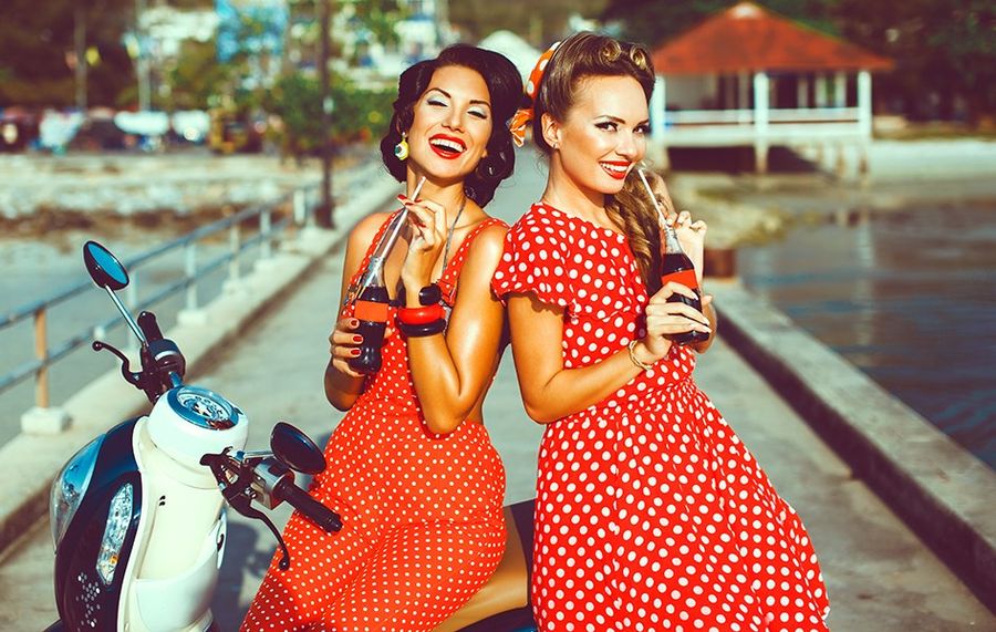 sukienki w groszki w stylu pin up