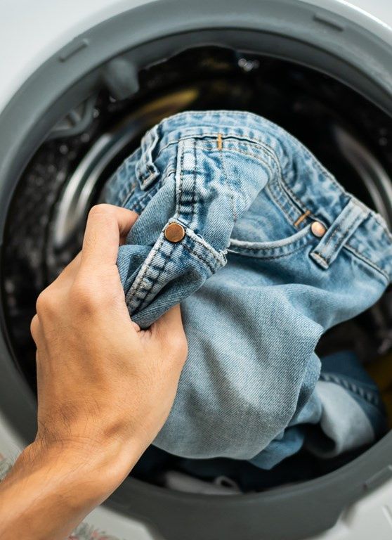 rozjaśnianie jeansów w pralce