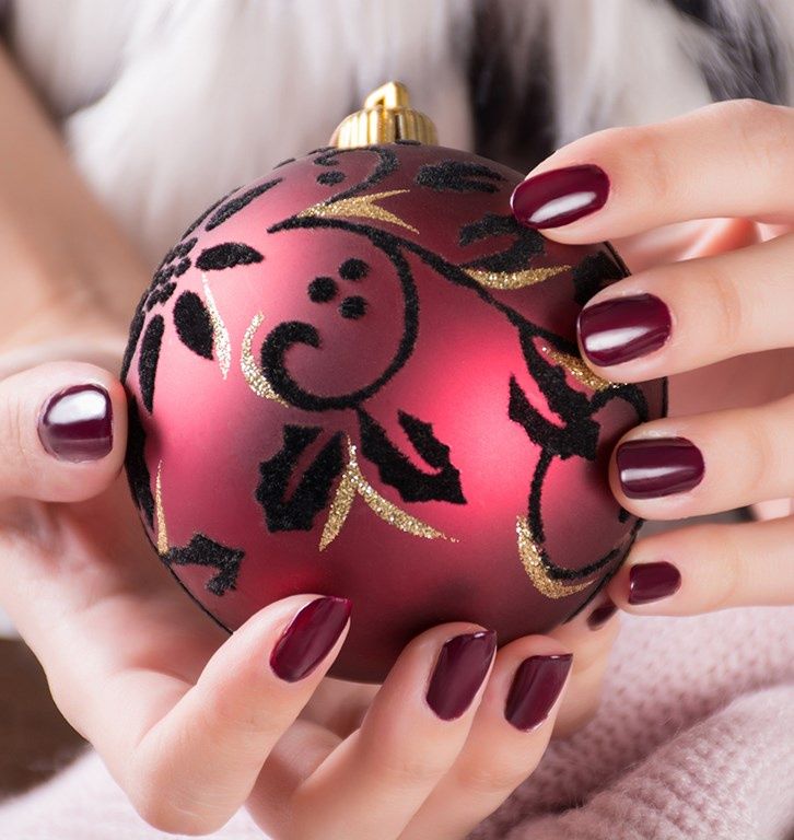 bordowy manicure świąteczny