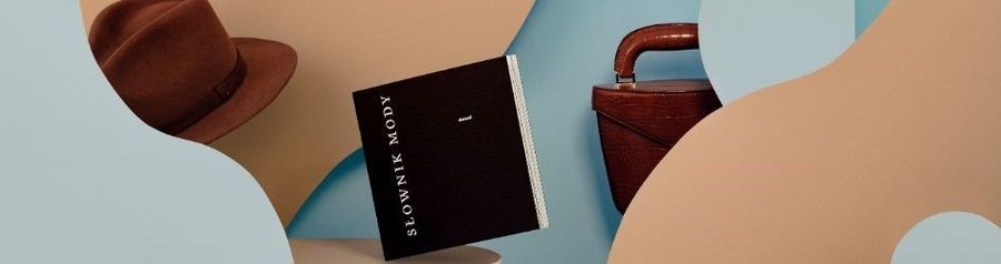 <p><strong>Moda lat 70. XX wieku świetnie obrazuje przemiany społeczne i kulturowe swojej  epoki. Chociaż magazyny modowe obwieszczały, że odtąd wszystko jest modne, a trendy nie istnieją, możemy wyróżnić kilka takich, które najlepiej opisują sposób noszenia się z tamtych lat. Czym charakteryzowała się moda lat 70., do której teraz chętnie wracają projektanci? Przekonaj się sama.</strong></p>
