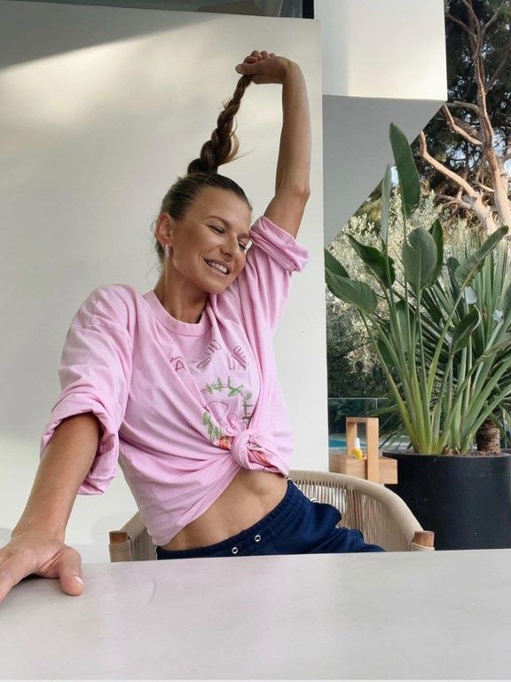 Różowy T-shirt w stylu Anny Lewandowskiej to hit wiosny