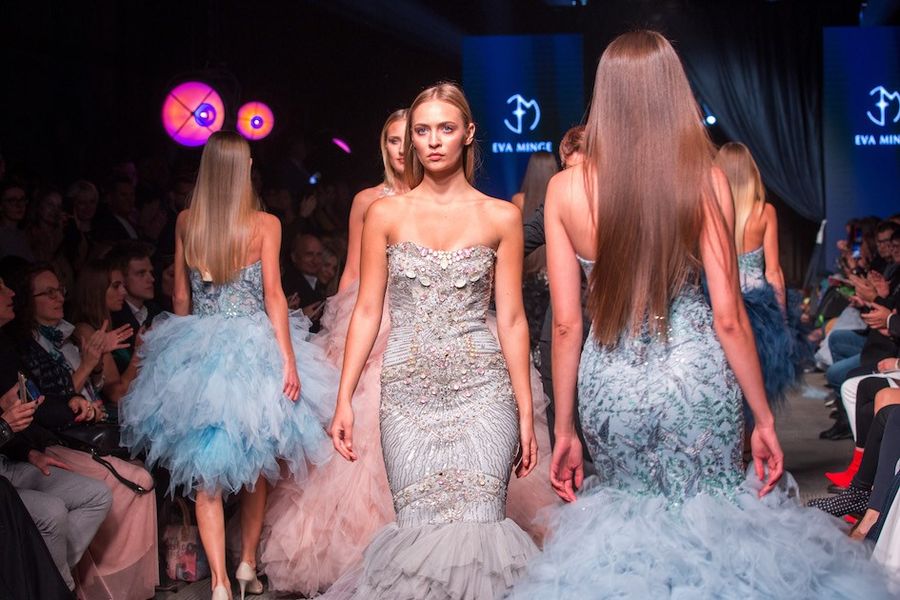 <p>Lato oficjalnie pożegnaliśmy w artystycznej atmosferze – sztuka podczas Jazz Art Fashion Festivalu wybrzmiewała i przenikała się na wielu poziomach – poprzez koncerty dużego formatu, liczne wernisaże i wystawy, które sprawiły, że Walcownia zyskała niesamowity klimat oraz spektakularny pokaz Ewy Minge „From Fashion to Art”. </p>