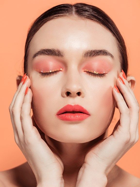 makijaz sylwestrowy cekinki ozdoby delikatny naturalny