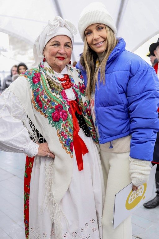 Małgorzata Rozenek-Majdan nosi kurtkę w kobaltowym kolorze