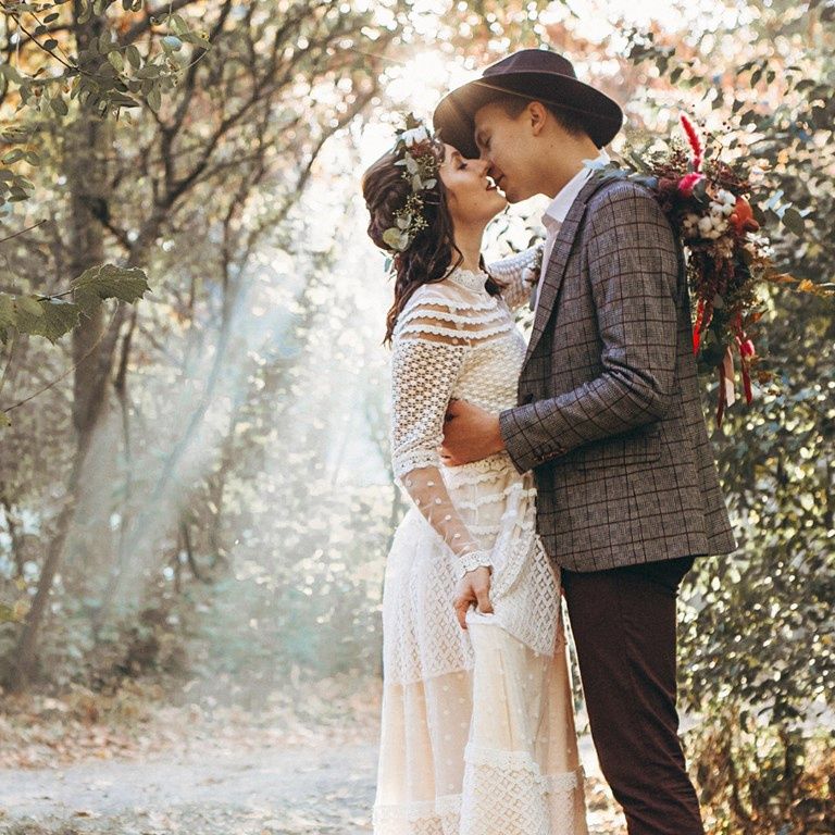 Kobieta z mężczyzną w boho białej sukience w koronkę