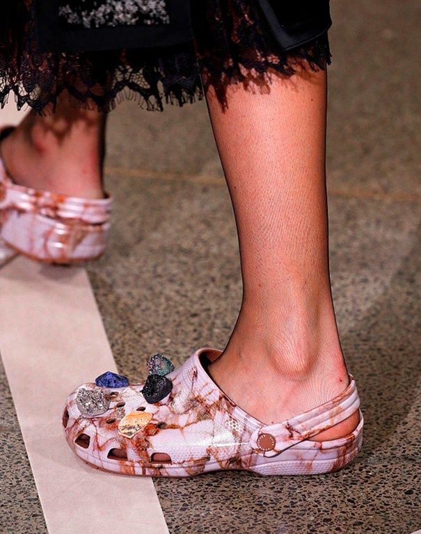 klapki crocs christopher kane