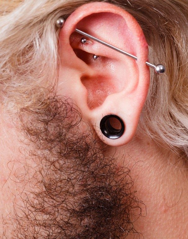 Industrial piercing to bardzo charakterystyczny kolczyk w uchu