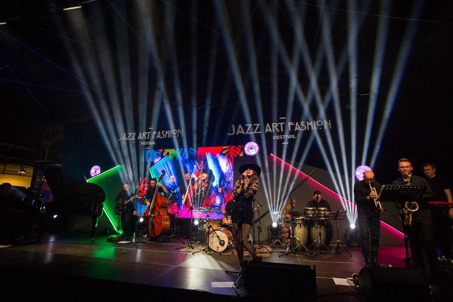 <p>Lato oficjalnie pożegnaliśmy w artystycznej atmosferze – sztuka podczas Jazz Art Fashion Festivalu wybrzmiewała i przenikała się na wielu poziomach – poprzez koncerty dużego formatu, liczne wernisaże i wystawy, które sprawiły, że Walcownia zyskała niesamowity klimat oraz spektakularny pokaz Ewy Minge „From Fashion to Art”. </p>