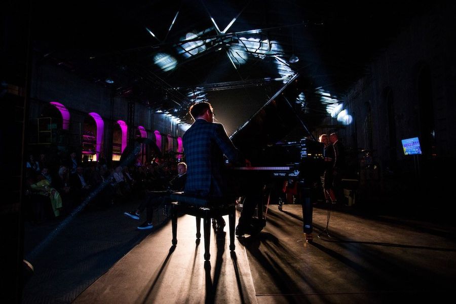 <p>Lato oficjalnie pożegnaliśmy w artystycznej atmosferze – sztuka podczas Jazz Art Fashion Festivalu wybrzmiewała i przenikała się na wielu poziomach – poprzez koncerty dużego formatu, liczne wernisaże i wystawy, które sprawiły, że Walcownia zyskała niesamowity klimat oraz spektakularny pokaz Ewy Minge „From Fashion to Art”. </p>