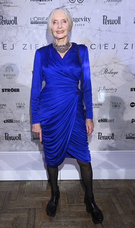 Helena Norowicz włożyła sukienkę w kobaltowym kolorze