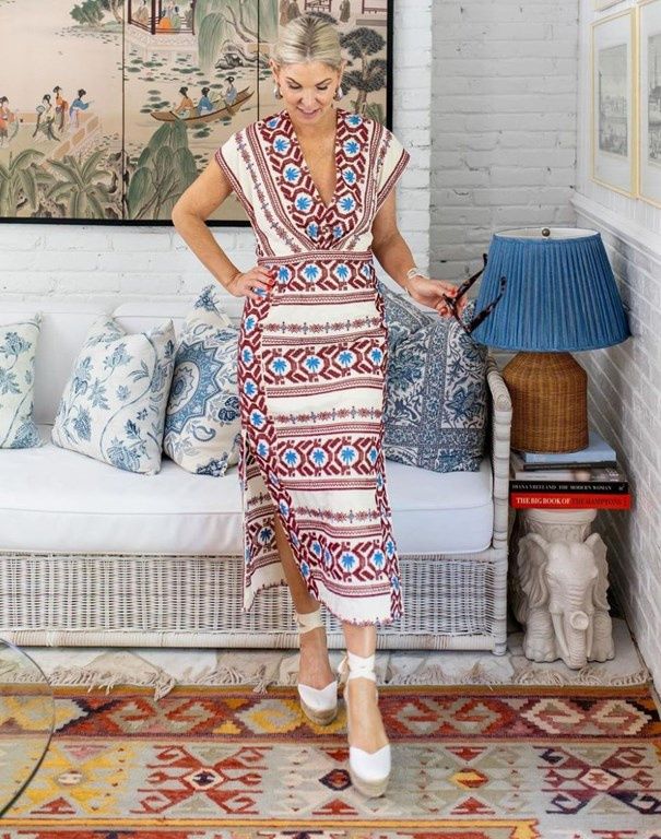Sukienka boho i sandały na koturnie.
