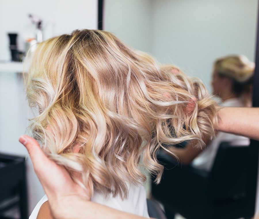 Koloryzacja reverse baleyage jest idealna dla blondynek