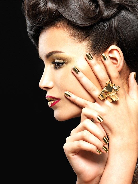 zlote paznokcie na sylwestra manicure sylwestrowy modny lakier do paznokci