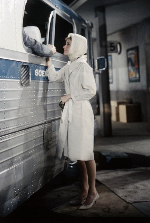 Audrey Hepburn w trenczu na planie filmu „Śniadanie u Tiffany’ego”