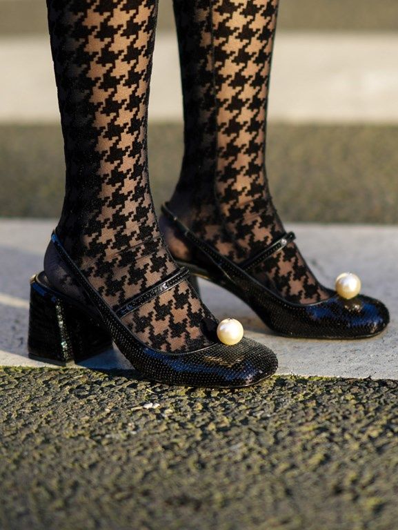 modne buty damskie wiosna-lato 2022: czółenka z paskiem
