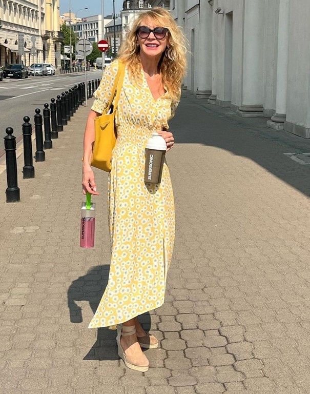 Beata Ścibakówna nosi sandały na koturnie do sukienki maxi.