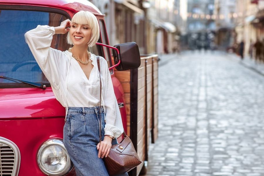 blond włosy ścięte na boba w stylu francuskim