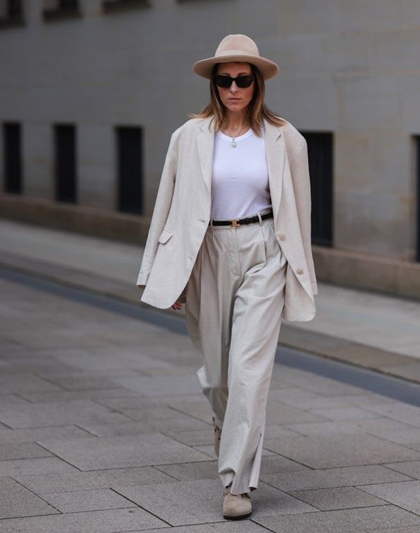 Buty Birkenstock w stylizacji do pracy na lato 2024