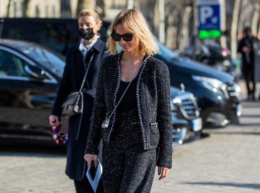 Ciemna marynarka w stylu Chanel.