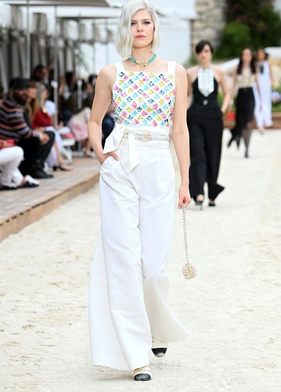 Czółenka Chanel w stylizacji ze spodniami palazzo