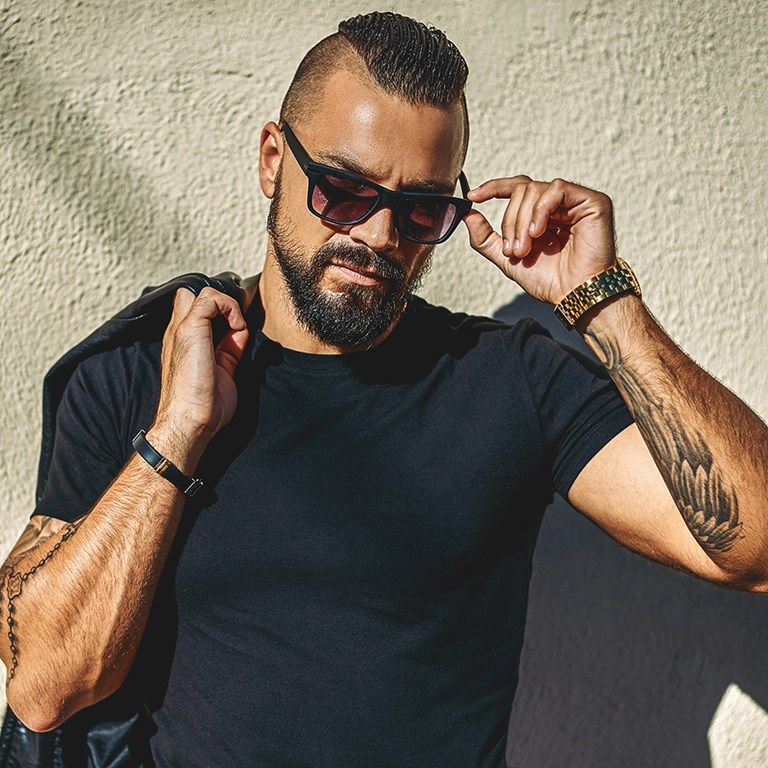 rockowa stylizacja męska z czarną koszulką