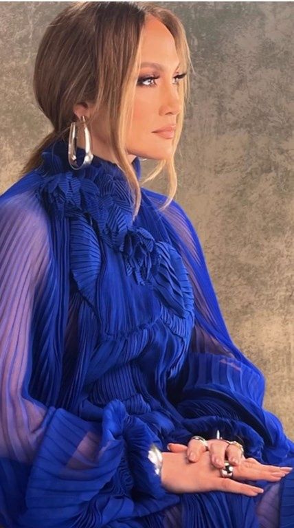 Sukienka w stylu Jennifer Lopez to idealna opcja dla 50-latek na wesele