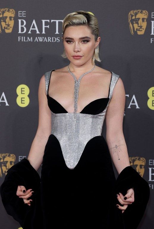 Florence Pugh z czarnymi paznokciami na gali BAFTA.